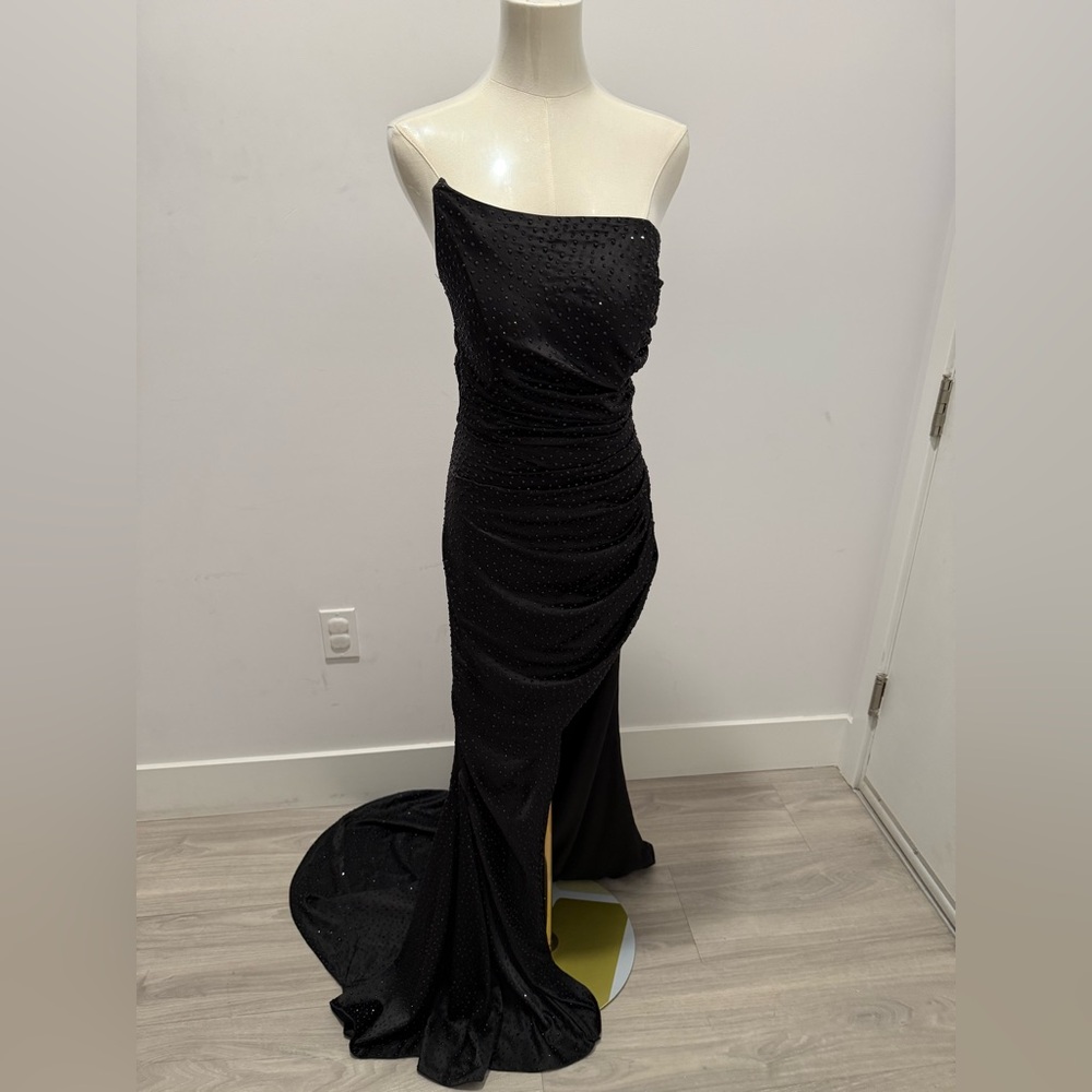 Elegant Black Strapless Evening Gown